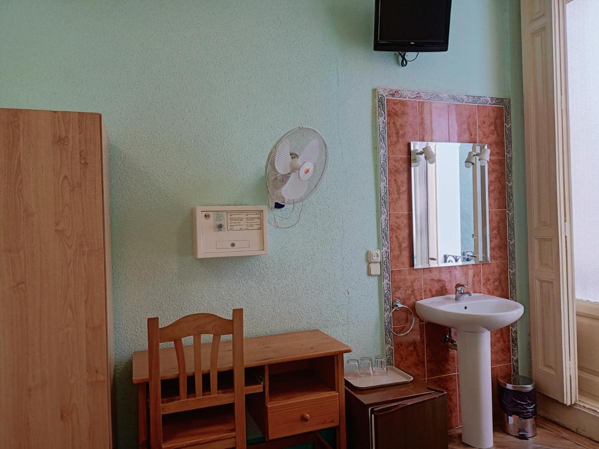 Hostal Machín Madrid Ngoại thất bức ảnh